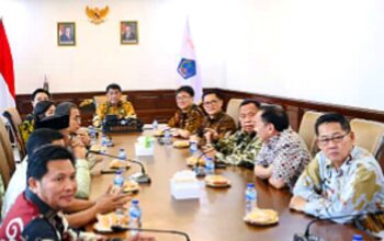 Walikota Bitung, Hengky Honandar SE (paling kanan), saat menerima arahan Gubernur Sulut, Mayjen TNI (Purn) Yulius Selvanus SE, terkait program kerja prioritas tahun 2026. (Foto: Ist)