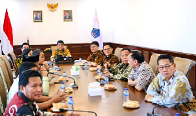 Walikota Bitung, Hengky Honandar SE (paling kanan), saat menerima arahan Gubernur Sulut, Mayjen TNI (Purn) Yulius Selvanus SE, terkait program kerja prioritas tahun 2026. (Foto: Ist)