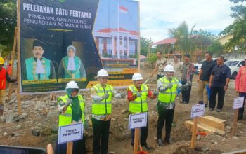 Momen peletakan batu pertama pembangunan gedung Pengadilan Agama Bitung yang baru. (Foto: Ridho L Tobing)