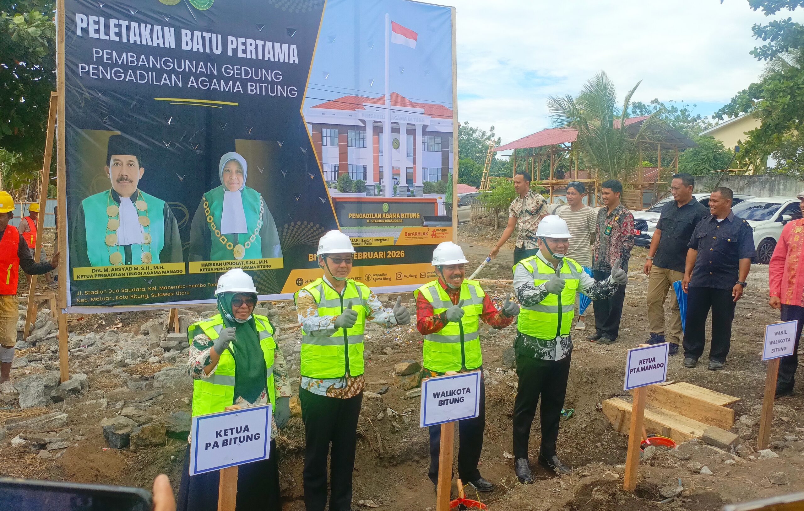 Momen peletakan batu pertama pembangunan gedung Pengadilan Agama Bitung yang baru. (Foto: Ridho L Tobing)