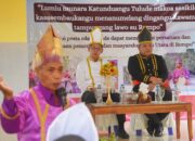 I Amang Bataha Ikamanggi Torehe Tulung Banua, Walikota Bitung, Hengky Honandar SE, bersama Wakil Walikota Randito Maringka S.Sos, saat mengikuti prosesi sakral adat Tulude Keluarga Besar Rukun Oikumene Harmoni Kota Bitung tahun 2026.