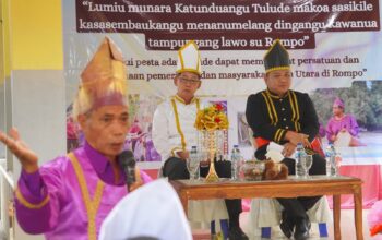 I Amang Bataha Ikamanggi Torehe Tulung Banua, Walikota Bitung, Hengky Honandar SE, bersama Wakil Walikota Randito Maringka S.Sos, saat mengikuti prosesi sakral adat Tulude Keluarga Besar Rukun Oikumene Harmoni Kota Bitung tahun 2026.