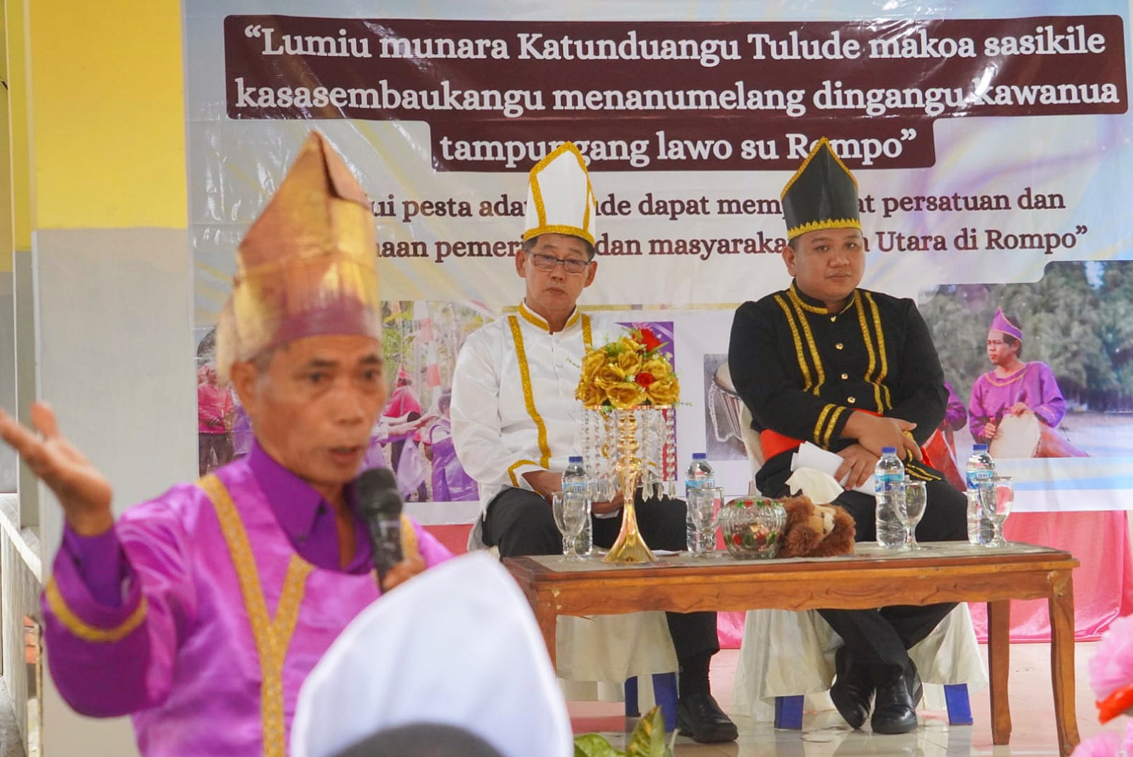 I Amang Bataha Ikamanggi Torehe Tulung Banua, Walikota Bitung, Hengky Honandar SE, bersama Wakil Walikota Randito Maringka S.Sos, saat mengikuti prosesi sakral adat Tulude Keluarga Besar Rukun Oikumene Harmoni Kota Bitung tahun 2026.