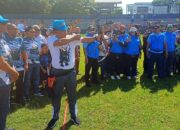 Gubernur Sulut Yulius Selvanus melepaskan anak panah, tanda dimulainya Kejurnas Panahan Gubernur Cup Merah Putih Panahan Sulut Open 2026. (Foto: Ist)