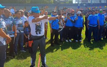 Gubernur Sulut Yulius Selvanus melepaskan anak panah, tanda dimulainya Kejurnas Panahan Gubernur Cup Merah Putih Panahan Sulut Open 2026. (Foto: Ist)