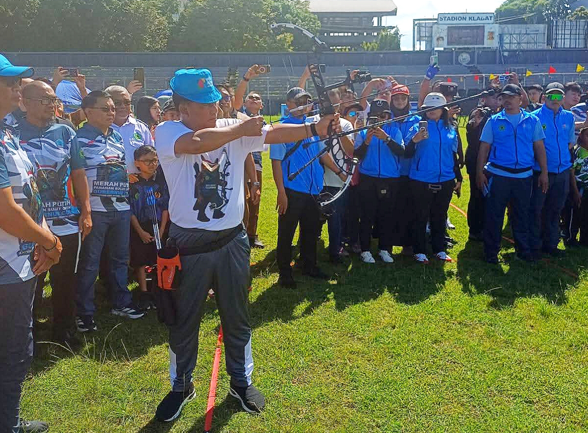 Gubernur Sulut Yulius Selvanus melepaskan anak panah, tanda dimulainya Kejurnas Panahan Gubernur Cup Merah Putih Panahan Sulut Open 2026. (Foto: Ist)