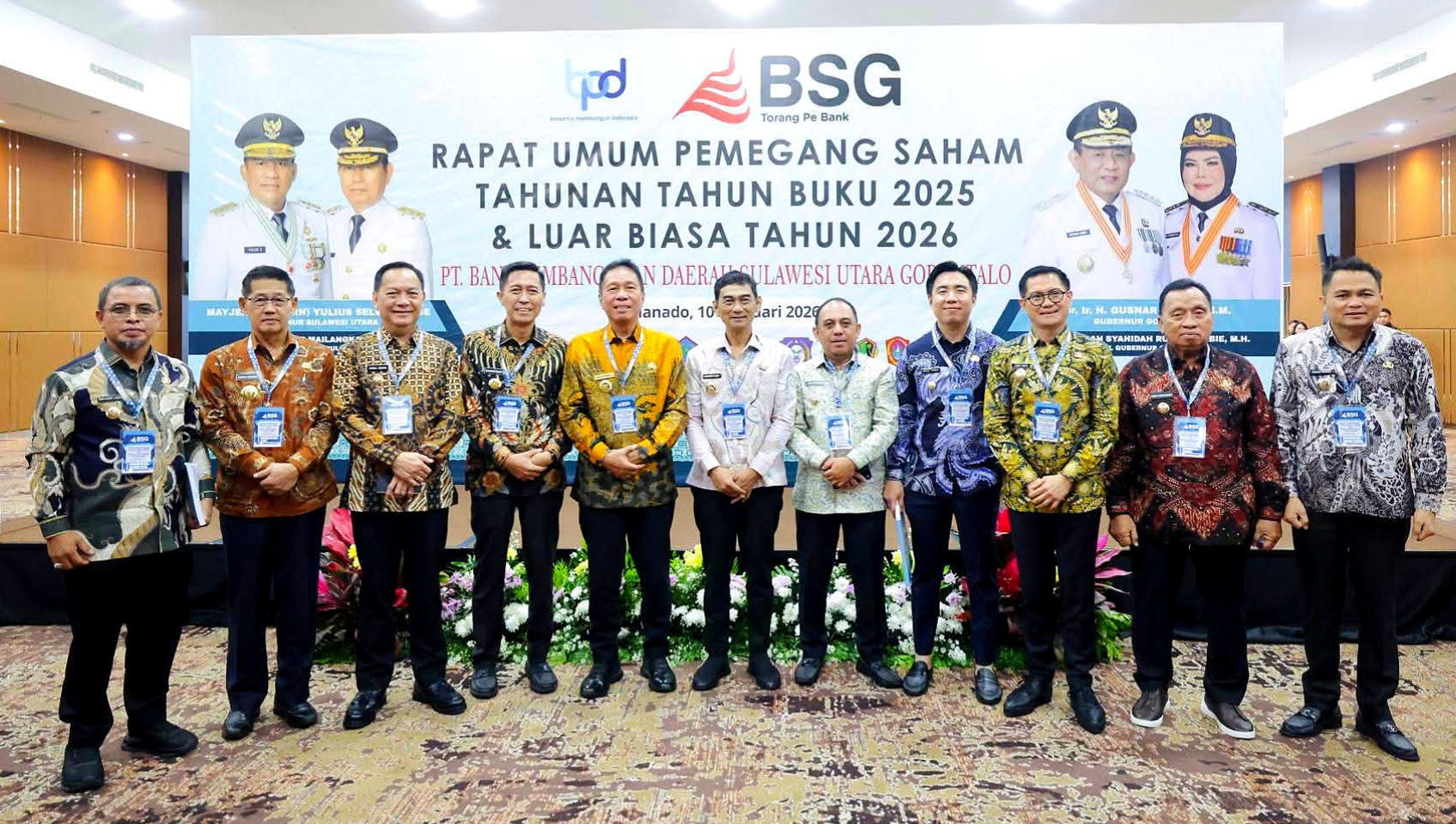 Walikota Bitung, Hengky Honandar SE (kedua dari kiri) saat menghadiri RUPS Bank SulutGo tahun 2026. (Foto: Ist)