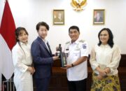 Gubernur Sulut, Yulius Selvanus bersama Ketua TP PKK Sulut, Ny. Anik Yulius Selvanus, saat menerima Pimpinan INA Grup, Ken Hayama beserta Istri. (Foto: Ist)