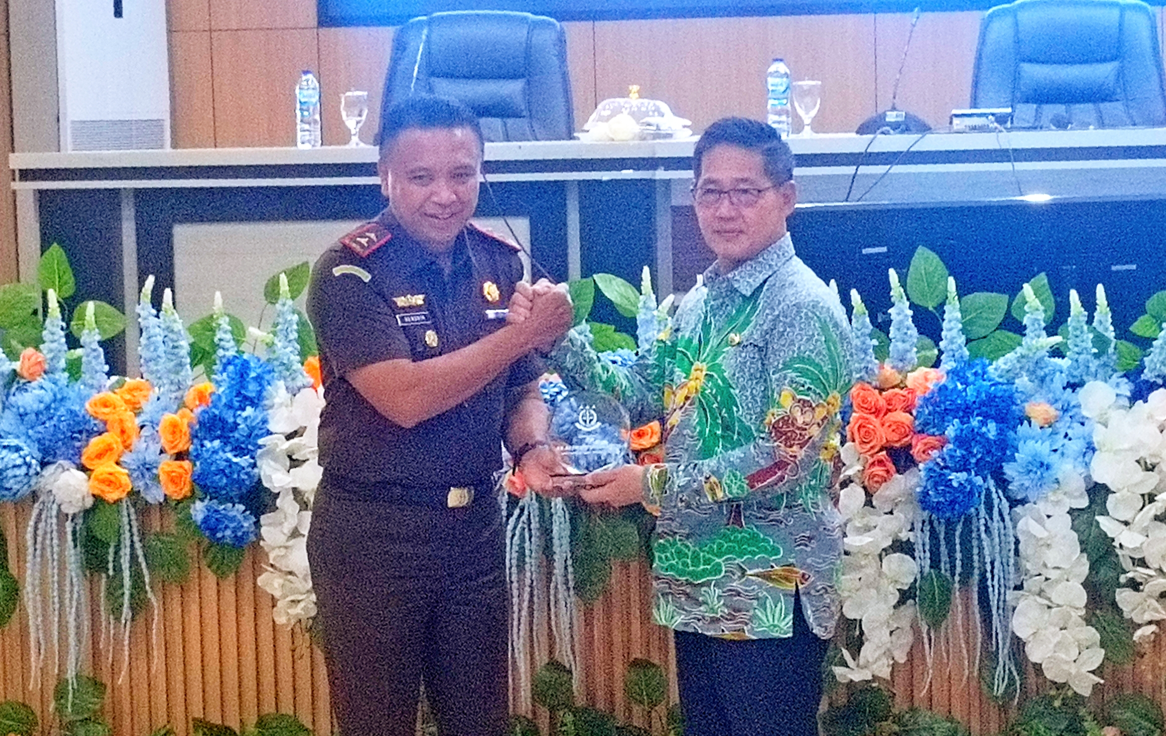 Walikota Bitung, Hengky Honandar SE bersama Kajari Sulut,