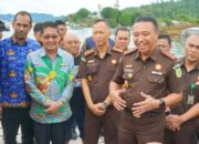 Kajati Sulut, Jacob Hendrik Pattipeilohy, S.H., M.H., didampingi Kajari Bitung Krisna Pramono SH, bersama Walikota Bitung Hengky Honandar SE, saat pencanangan Kampung Nelayan Adhyaksa di Kelurahan Batulubang, Kecamatan Lembeh Selatan, Kota Bitung, Kamis (12/2/2026). (Foto: Ist)