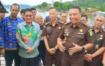 Kajati Sulut, Jacob Hendrik Pattipeilohy, S.H., M.H., didampingi Kajari Bitung Krisna Pramono SH, bersama Walikota Bitung Hengky Honandar SE, saat pencanangan Kampung Nelayan Adhyaksa di Kelurahan Batulubang, Kecamatan Lembeh Selatan, Kota Bitung, Kamis (12/2/2026). (Foto: Ist)