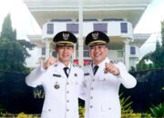 Walikota Bitung, Hengky Honandar SE dan Wakil Walikota Bitung, Randito Maringka S.Sos, dengan latar Kantor Walikota Bitung. (Foto: Ridho L Tobing)