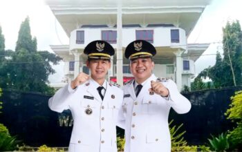 Walikota Bitung, Hengky Honandar SE dan Wakil Walikota Bitung, Randito Maringka S.Sos, dengan latar Kantor Walikota Bitung. (Foto: Ridho L Tobing)