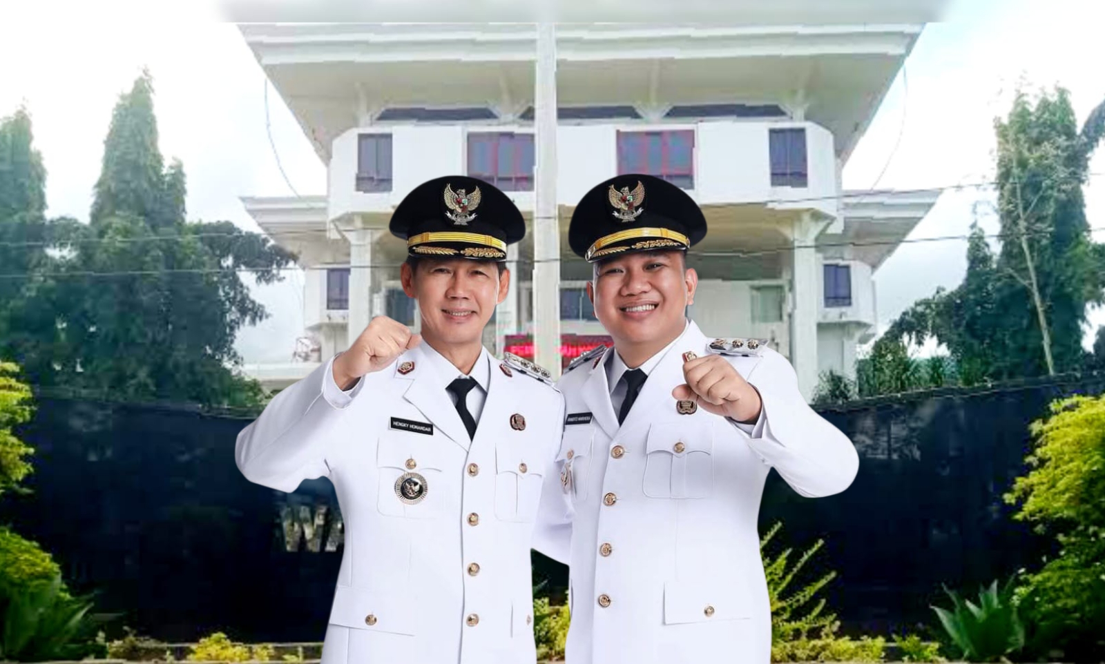 Walikota Bitung, Hengky Honandar SE dan Wakil Walikota Bitung, Randito Maringka S.Sos, dengan latar Kantor Walikota Bitung. (Foto: Ridho L Tobing)