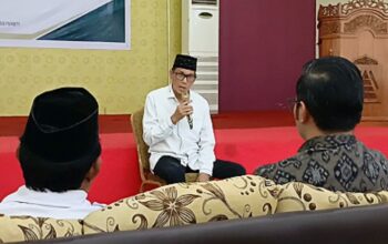 Ketua IPHI Sulawesi Utara dan Komisaris Independen Bank SulutGo (BSG), Ir. H. Djafar Alkatiri, MM, M.Pdi, saat menyampaikan sambutan dalam pengukuhan Pengurus DPW JULEHA Sulut di Asrama Haji Tuminting, Manado, Jumat (13/2/2026). (Foto: Ridho L Tobing)