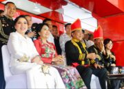 Ketua TP PKK Kota Bitung, Ny. Ellen Honandar Sondakh, duduk mendampingi Ketua TP PKK Sulut, Ny. Anik Yulius Selvanus, di jajaran kursi 'utama' kehormatan, saat gelar Peringatan Peristiwa Merah Putih tahun 2026 di Lapangan KONI, Sario, Kota Manado, Sabtu (14/2/2026). (Foto: Ist)