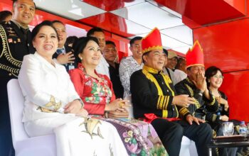 Ketua TP PKK Kota Bitung, Ny. Ellen Honandar Sondakh, duduk mendampingi Ketua TP PKK Sulut, Ny. Anik Yulius Selvanus, di jajaran kursi 'utama' kehormatan, saat gelar Peringatan Peristiwa Merah Putih tahun 2026 di Lapangan KONI, Sario, Kota Manado, Sabtu (14/2/2026). (Foto: Ist)