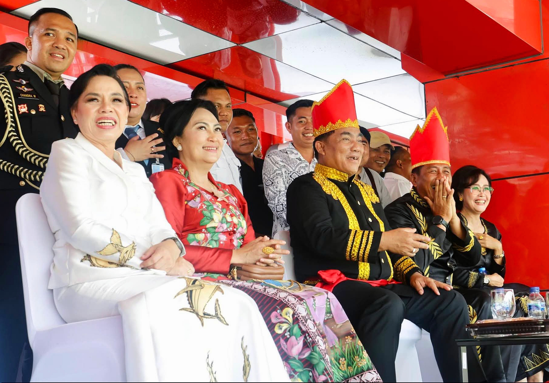 Ketua TP PKK Kota Bitung, Ny. Ellen Honandar Sondakh, duduk mendampingi Ketua TP PKK Sulut, Ny. Anik Yulius Selvanus, di jajaran kursi 'utama' kehormatan, saat gelar Peringatan Peristiwa Merah Putih tahun 2026 di Lapangan KONI, Sario, Kota Manado, Sabtu (14/2/2026). (Foto: Ist)