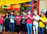 Walikota Bitung, Hengky Honandar SE, didampingi Ketua TP PKK Kota Bitung, Ny. Ellen Honandar Sondakh SE (keempat dan ketiga dari kiri), saat menyambut Tahun Baru Imlek 2577 Kongzili di Klenteng Seng Bo Kiong, Kota Bitung, Senin (16/2/2026) malam. (Foto: Ist)