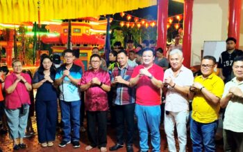 Walikota Bitung, Hengky Honandar SE, didampingi Ketua TP PKK Kota Bitung, Ny. Ellen Honandar Sondakh SE (keempat dan ketiga dari kiri), saat menyambut Tahun Baru Imlek 2577 Kongzili di Klenteng Seng Bo Kiong, Kota Bitung, Senin (16/2/2026) malam. (Foto: Ist)