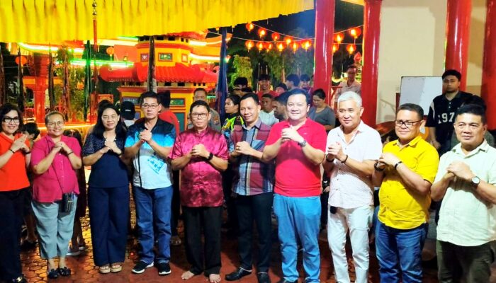Menembus Hujan, Walikota Hengky Honandar Rayakan Kehangatan Imlek 2577 Bersama Warga Bitung