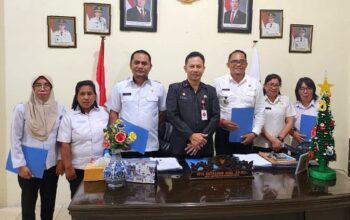 Kepala BKPSDMD Kota Bitung, Give R. Mose, AP, M.Si, saat menyerahkan Surat Perintah Walikota Bitung untuk penugasan 7 Plt Lurah. (Foto: Ist)