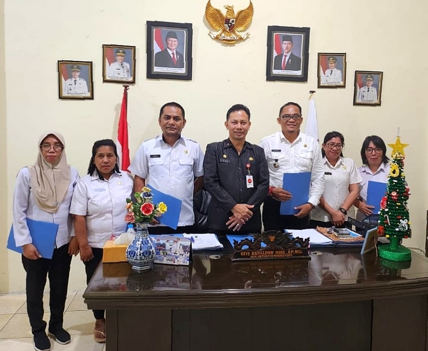 Kepala BKPSDMD Kota Bitung, Give R. Mose, AP, M.Si, saat menyerahkan Surat Perintah Walikota Bitung untuk penugasan 7 Plt Lurah. (Foto: Ist)