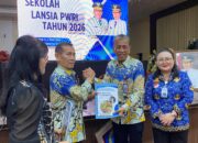 Kepala Dinas Dukcapil-KB Sulut, Christodharma Sondakh SH (kedua dari kanan) dan Ketua PWRI Provinsi Sulawesi Utara, Ferdinand E.M. Mewengkang, M.M. (kedua kiri), saat Pembukaan Sekolah Lansia PWRI Sulut 2026. (Foto: Ist)