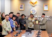 Gubernur Sulut, Yulius Selvanus saat menerima dokumen persetujuan substansi RTRW Sulut dari Menteri ATR/Kepala BPN, Nusron Wahid. (Foto: Ist)