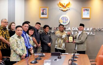 Gubernur Sulut, Yulius Selvanus saat menerima dokumen persetujuan substansi RTRW Sulut dari Menteri ATR/Kepala BPN, Nusron Wahid. (Foto: Ist)