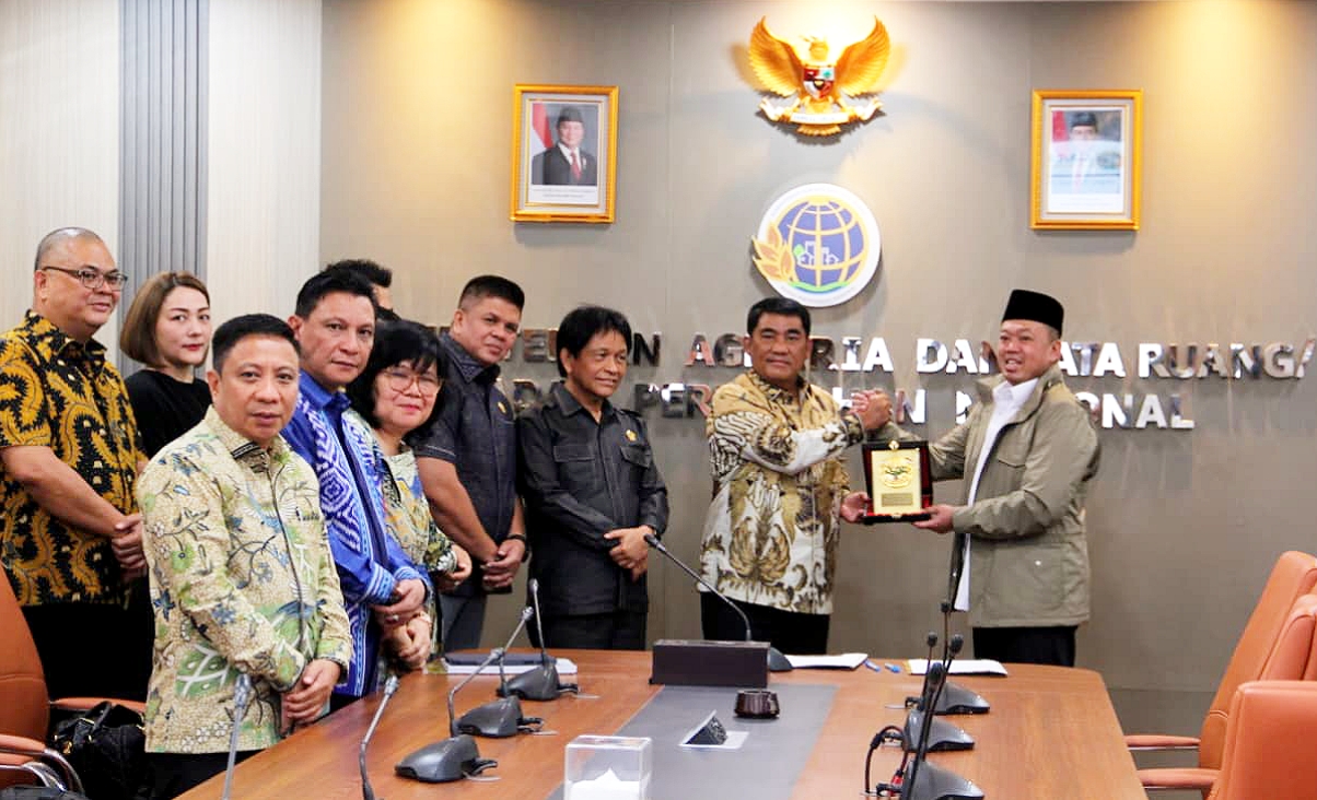 Gubernur Sulut, Yulius Selvanus saat menerima dokumen persetujuan substansi RTRW Sulut dari Menteri ATR/Kepala BPN, Nusron Wahid. (Foto: Ist)