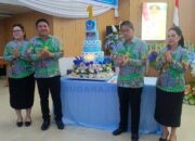 Walikota Hengky Honandar SE bersama Ketua TP PKK Kota Bitung, Ny. Ellen Honandar SE (kanan), didampingi pasangan Wakil Walikota Randito Maringka S.Sos dan Sekretaris TP PKK Kota Bitung, Ny. Jacinta Marybell Maringka Gumolung (kiri). (Foto: Ridho L Tobing)