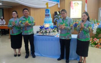 Walikota Hengky Honandar SE bersama Ketua TP PKK Kota Bitung, Ny. Ellen Honandar SE (kanan), didampingi pasangan Wakil Walikota Randito Maringka S.Sos dan Sekretaris TP PKK Kota Bitung, Ny. Jacinta Marybell Maringka Gumolung (kiri). (Foto: Ridho L Tobing)