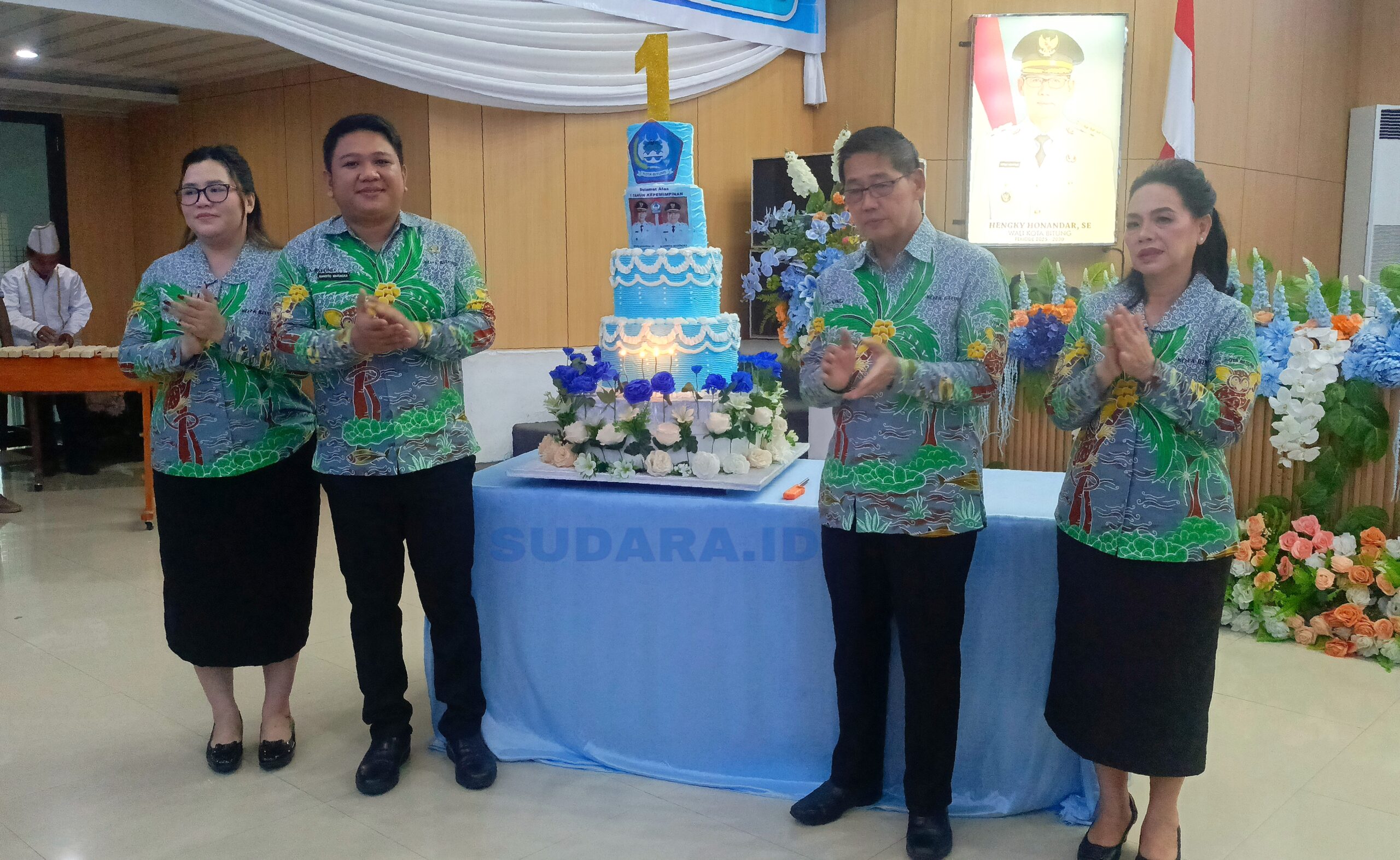 Walikota Hengky Honandar SE bersama Ketua TP PKK Kota Bitung, Ny. Ellen Honandar SE (kanan), didampingi pasangan Wakil Walikota Randito Maringka S.Sos dan Sekretaris TP PKK Kota Bitung, Ny. Jacinta Marybell Maringka Gumolung (kiri). (Foto: Ridho L Tobing)