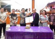 Penandatanganan kesepakatan bersama Pemkot Bitung dengan BPMS GMIM, tentang destinasi wisata religi Replika Bait Suci di Kelurahan Dorbolaang, Kecamatan Lembeh Selatan, Kota Bitung, Sulawesi Utara. (Foto: Istimewa)