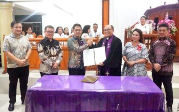 Penandatanganan kesepakatan bersama Pemkot Bitung dengan BPMS GMIM, tentang destinasi wisata religi Replika Bait Suci di Kelurahan Dorbolaang, Kecamatan Lembeh Selatan, Kota Bitung, Sulawesi Utara. (Foto: Istimewa)