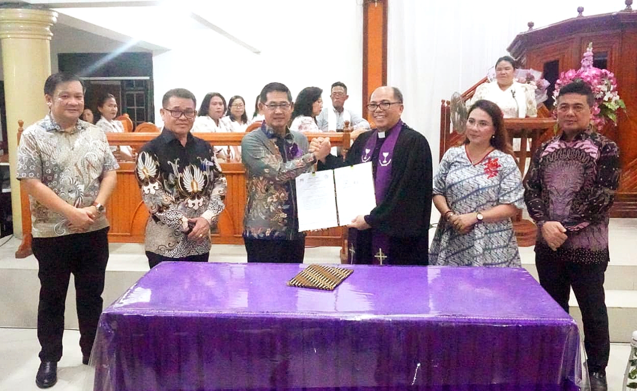 Penandatanganan kesepakatan bersama Pemkot Bitung dengan BPMS GMIM, tentang destinasi wisata religi Replika Bait Suci di Kelurahan Dorbolaang, Kecamatan Lembeh Selatan, Kota Bitung, Sulawesi Utara. (Foto: Istimewa)