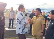 Gubernur Sulut, Yulius Selvanus saat menyambut hangat kedatangan Jaksa Agung, ST Burhanuddin di Bandara Internasional Sam Ratulangi Manado, Senin (23/2/2026). (Foto: Istimewa)