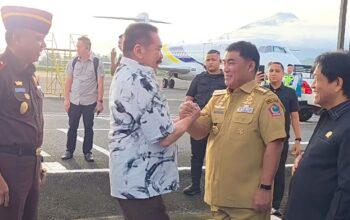 Gubernur Sulut, Yulius Selvanus saat menyambut hangat kedatangan Jaksa Agung, ST Burhanuddin di Bandara Internasional Sam Ratulangi Manado, Senin (23/2/2026). (Foto: Istimewa)