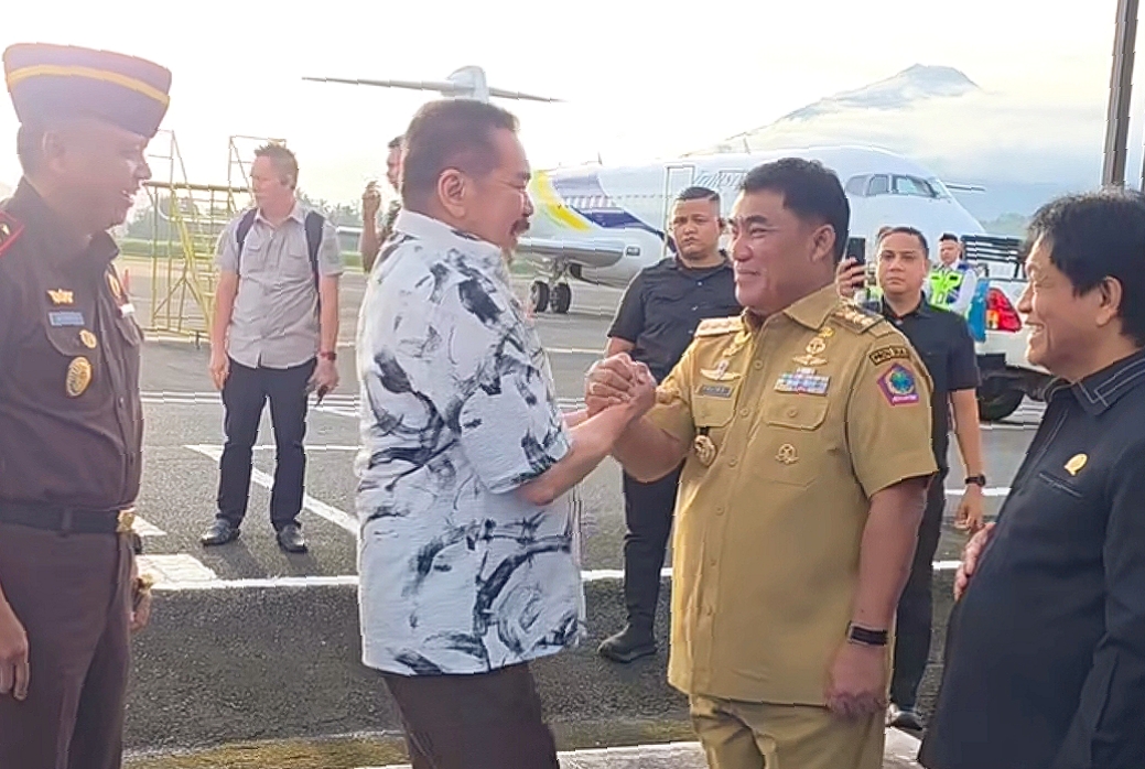 Gubernur Sulut, Yulius Selvanus saat menyambut hangat kedatangan Jaksa Agung, ST Burhanuddin di Bandara Internasional Sam Ratulangi Manado, Senin (23/2/2026). (Foto: Istimewa)
