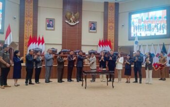 SAH! Pemprov dan DPRD Sulawesi Utara resmi menyepakati Ranperda RTRW 2025-2044 dalam Rapat Paripurna, Selasa (24/2/2026). (Foto: Ridho L Tobing)