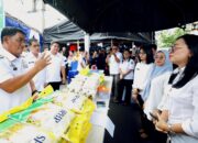 Gubernur Sulut, Mayjen TNI (Purn) Yulius Selvanus SE bersama Walikota Bitung, Hengky Honandar SE dan Wakil Walikota Bitung, Randito Maringka S Sos, saat meninjau booth Gerakan Pangan Murah (GPM) di Pasar Takjil Ramadan Kota Bitung, Rabu (25/2/2026). (Foto: Ist)