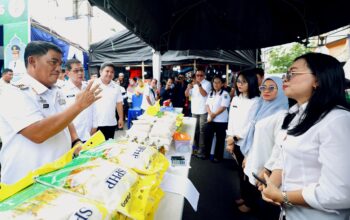 Gubernur Sulut, Mayjen TNI (Purn) Yulius Selvanus SE bersama Walikota Bitung, Hengky Honandar SE dan Wakil Walikota Bitung, Randito Maringka S Sos, saat meninjau booth Gerakan Pangan Murah (GPM) di Pasar Takjil Ramadan Kota Bitung, Rabu (25/2/2026). (Foto: Ist)