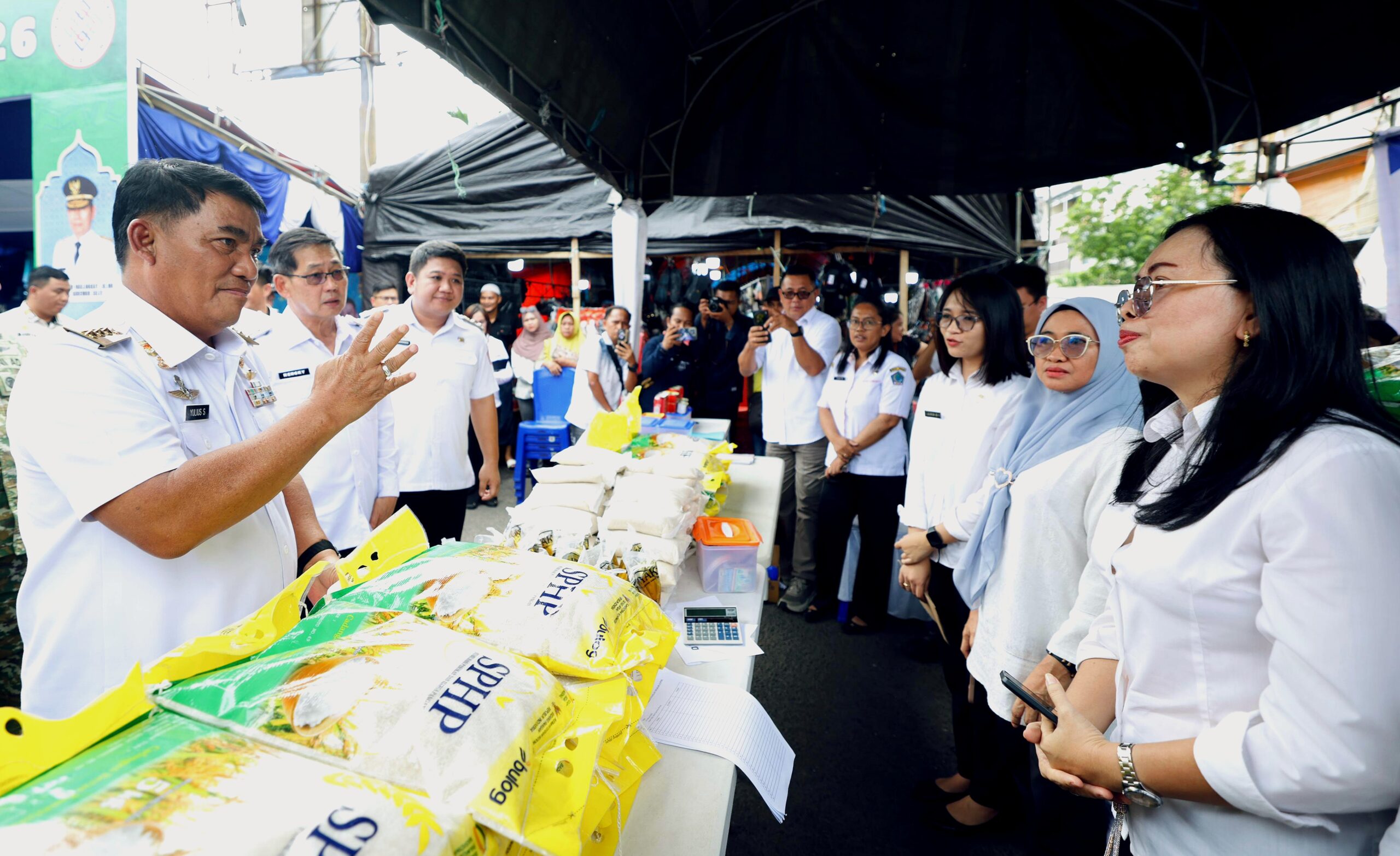 Gubernur Sulut, Mayjen TNI (Purn) Yulius Selvanus SE bersama Walikota Bitung, Hengky Honandar SE dan Wakil Walikota Bitung, Randito Maringka S Sos, saat meninjau booth Gerakan Pangan Murah (GPM) di Pasar Takjil Ramadan Kota Bitung, Rabu (25/2/2026). (Foto: Ist)