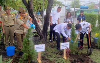 Aksi Tanam Pohon Gubernur Sulut, Mayjen TNI (Purn) Yulius Selvanus SE bersama Walikota Bitung, Hengky Honandar SE dan Wakil Walikota Randito Maringka S Sos, di Kawasan Pelabuhan Bitung. (Foto: Ridho L Tobing)