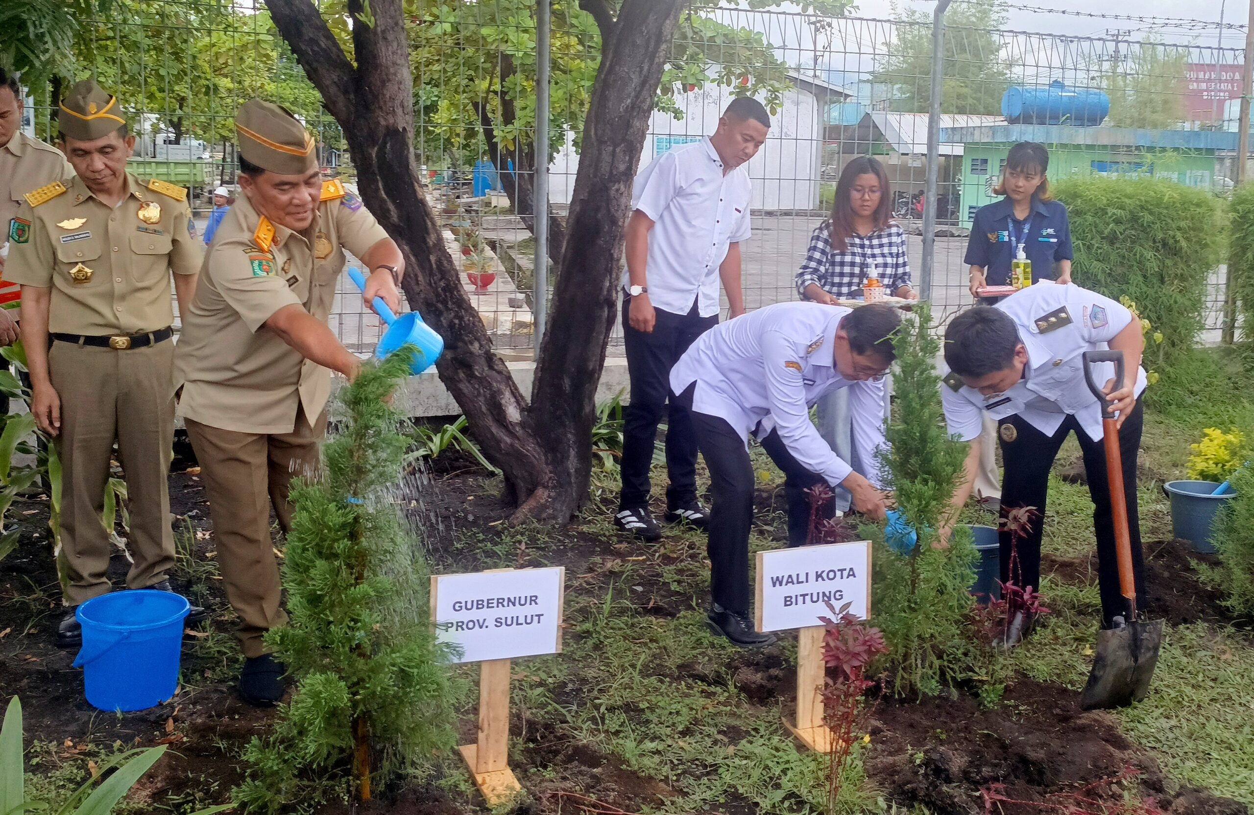 Aksi Tanam Pohon Gubernur Sulut, Mayjen TNI (Purn) Yulius Selvanus SE bersama Walikota Bitung, Hengky Honandar SE dan Wakil Walikota Randito Maringka S Sos, di Kawasan Pelabuhan Bitung. (Foto: Ridho L Tobing)
