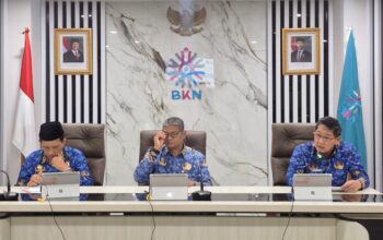 Walikota Bitung, Hengky Honandar SE (paling kanan), saat ekspose Manajemen Talenta Pemkot Bitung di BKN. (Foto: Ist)