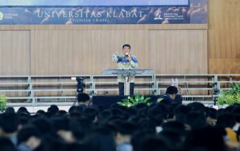 Gubernur Sulut, Mayjen TNI (Purn) Yulius Selvanus SE, saat memberikan Kuliah Umum di Universitas Klabat, Airmadidi, Kabupaten Minahasa Utara, Kamis (26/2/2026). (Foto: Ist)