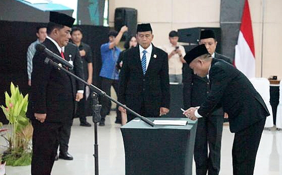 Gubernur Sulawesi Utara, Mayjen TNI (Purn) Yulius Selvanus, secara resmi mengukuhkan Hendrik Pagiling SH MH sebagai Kepala Kantor Wilayah (Kakanwil) Kementerian Hukum Provinsi Sulawesi Utara. (Foto: Ist)