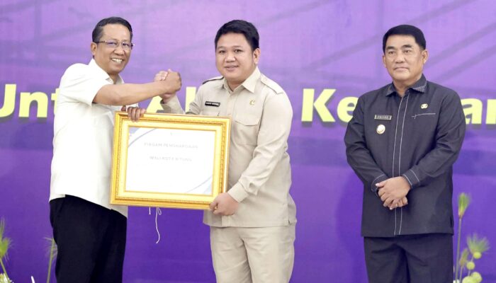 Komitmen Hadirkan Posbankum di Tiap Kelurahan, Pemkot Bitung Terima Penghargaan Menteri Hukum RI